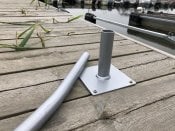 Pyörivä maakiinnike lintupelätinvarrelle